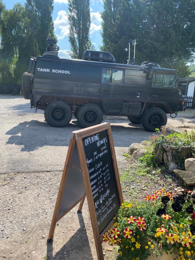 Chainbridge Usk Riverside Gastro Pub And Accommodation Trostrey 外观 照片