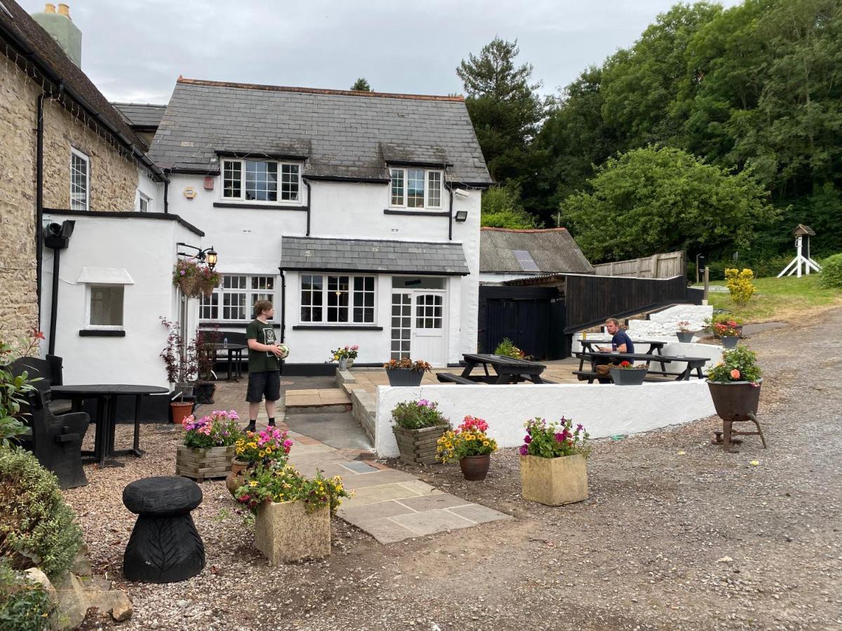 Chainbridge Usk Riverside Gastro Pub And Accommodation Trostrey 外观 照片